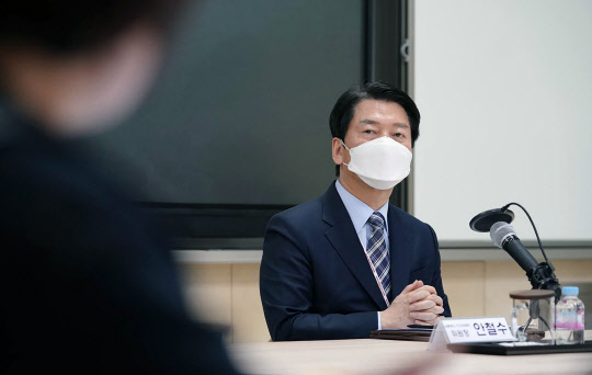 안철수 인수위원장이 13일 오전 서울 마포구 홍익대학교사범대학부속여자고등학교에서 열린 코로나 방역 대책 관련 학교현장 간담회에서 발언하고 있다. 인수위 제공